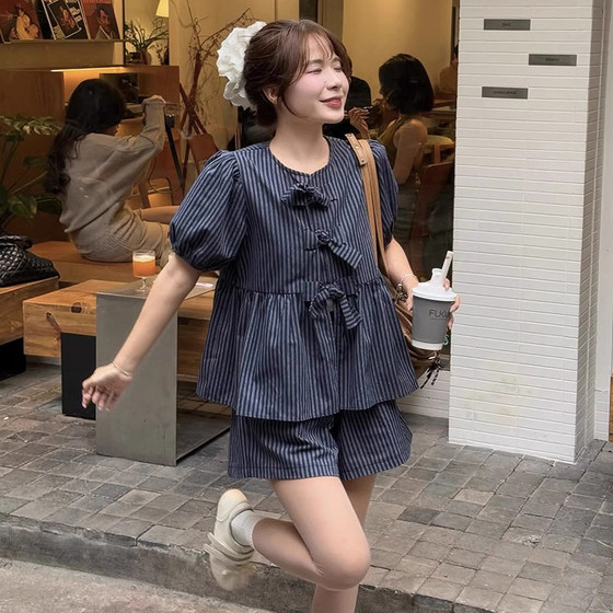 Korean chic summer retro college style strap bow striped shirt + high waist casual shorts two-piece set
Korean chic summer retro college style strap bow striped shirt + high waist casual shorts two-piece set