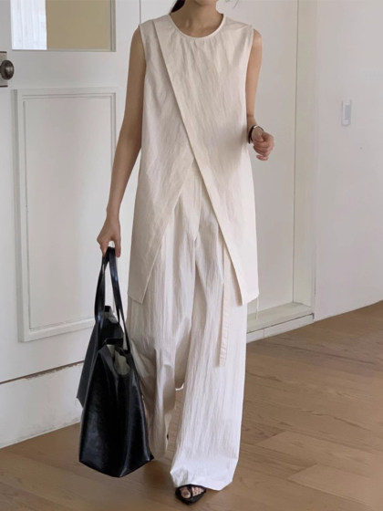 Korean chic summer French design slit versatile vest shirt + high waist strap wide-leg trousers suit
Korean chic summer French design slit versatile vest shirt + high waist strap wide-leg trousers suit