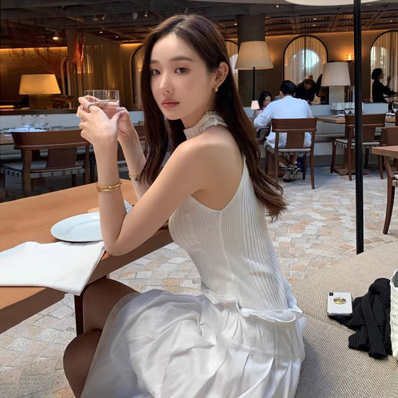 Korean chic summer French design cross-backless knitted vest + high waist slit skirt two-piece set
Korean chic summer French design cross-backless knitted vest + high waist slit skirt two-piece set