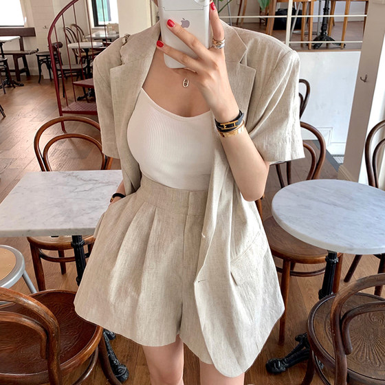 Korean chic summer French retro suit collar short sleeves + high waist slimming wide-leg casual shorts suit for women
Korean chic summer French retro suit collar short sleeves + high waist slimming wide-leg casual shorts suit for women