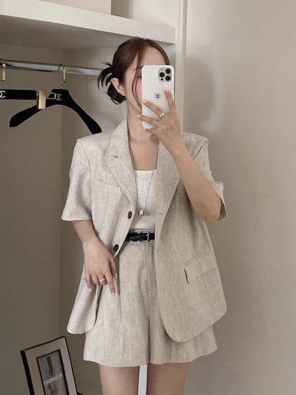 South Korea Chic summer retro temperament single -breasted thin short -sleeved suit jacket+casual wide -leg shorts suit
South Korea Chic summer retro temperament single -breasted thin short -sleeved suit jacket+casual wide -leg shorts suit