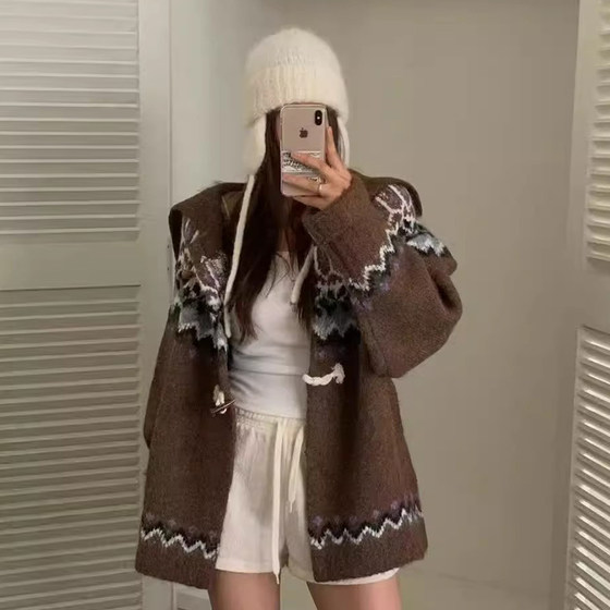 Korean chic autumn new retro niche lapel horn button contrasting color jacquard sweater sweater jacket for women
Korean chic autumn new retro niche lapel horn button contrasting color jacquard sweater sweater jacket for women