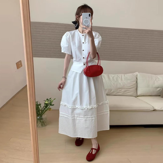 Korean chic summer French style single-breasted short-sleeved shirt + high-waisted spliced black ear skirt suit
Korean chic summer French style single-breasted short-sleeved shirt + high-waisted spliced black ear skirt suit