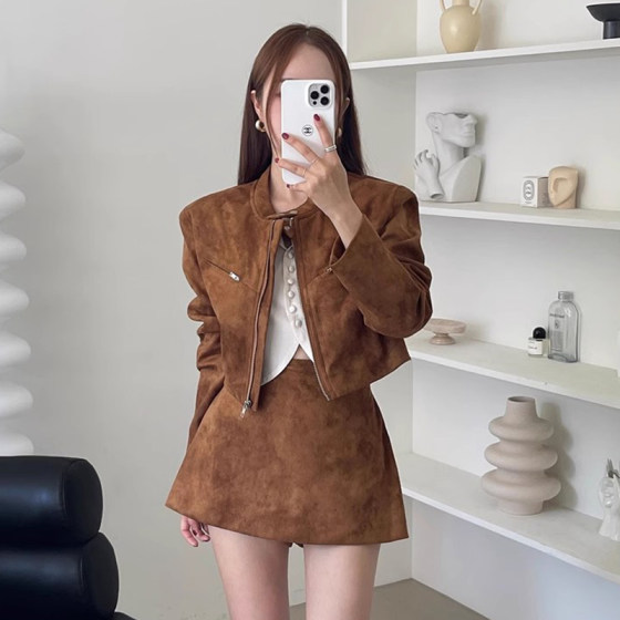 Korean chic autumn retro Maillard short motorcycle suit jacket + A-line skirt short skirt two-piece set
Korean chic autumn retro Maillard short motorcycle suit jacket + A-line skirt short skirt two-piece set