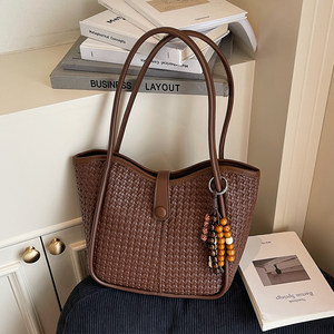 Niche bag women's 2025 new fashion versatile shoulder bag large capacity tote bag retro class commuter bag 
Niche bag women's 2025 new fashion versatile shoulder bag large capacity tote bag retro class commuter bag