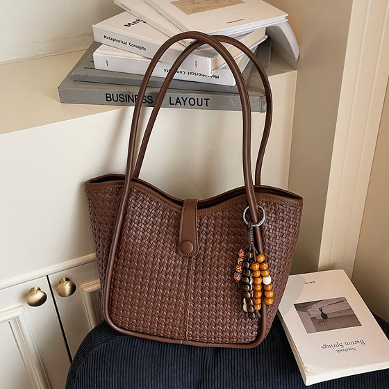 Niche bag women's 2025 new fashion versatile shoulder bag large capacity tote bag retro class commuter bag 
Niche bag women's 2025 new fashion versatile shoulder bag large capacity tote bag retro class commuter bag