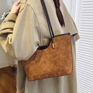 Suede bag women's 2025 new trendy high-end retro rhombus shoulder bag large capacity commuter tote bag 
Suede bag women's 2025 new trendy high-end retro rhombus shoulder bag large capacity commuter tote bag