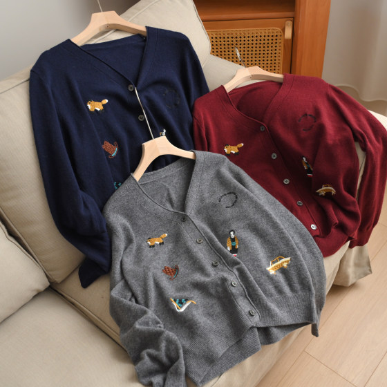 Off-season benefits are not helpful Cartoon embroidery Women's wool V-neck long-sleeved sweater cardigan Autumn and winter 
Off-season benefits are not helpful Cartoon embroidery Women's wool V-neck long-sleeved sweater cardigan Autumn and winter