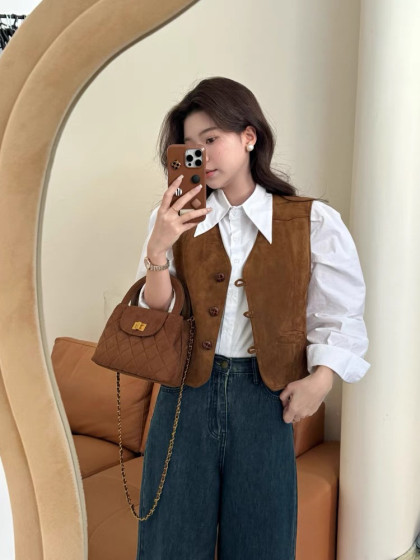 2025 new retro suede layered vest vest vest for women V-neck high-end versatile casual short horse clip jacket
2025 new retro suede layered vest vest vest for women V-neck high-end versatile casual short horse clip jacket