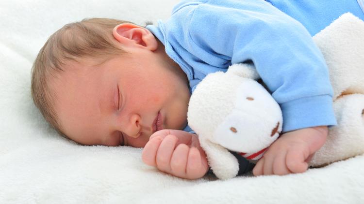 宝宝睡觉时的小动作，透露了你和他的关系