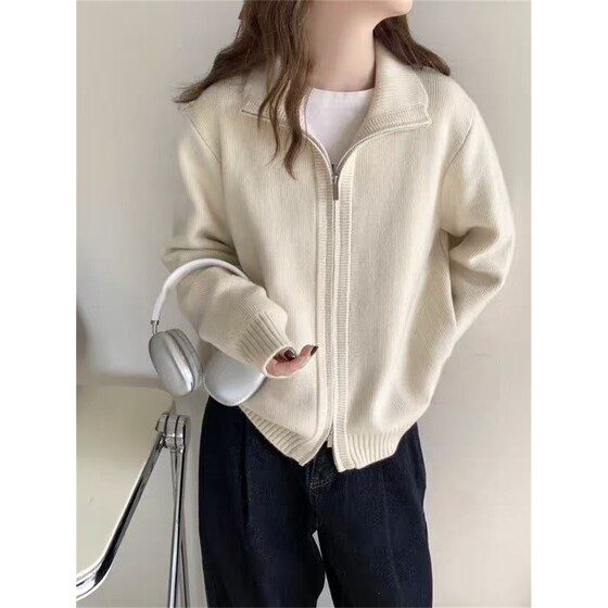 2025 autumn new short double zipper knitted cardigan top for women Korean loose casual versatile sweater jacket
2025 autumn new short double zipper knitted cardigan top for women Korean loose casual versatile sweater jacket