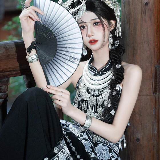 Miao clothing long skirt Yunnan ethnic minority Miao clothing suit improved cheongsam style Miao Xinjiang new high-end photography Miao clothing long skirt Yunnan ethnic minority Miao clothing suit improved cheongsam style Miao Xinjiang new high-end photography