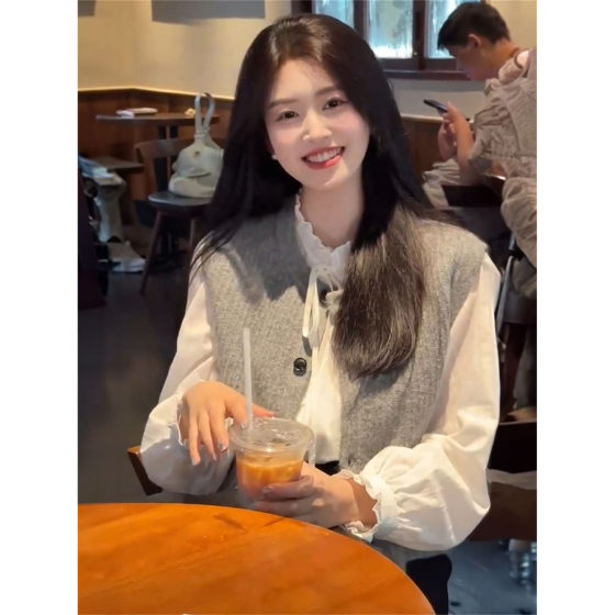 2024 autumn new Korean sweet sleeveless knitted cardigan sweater + black ears stand-up collar shirt fashion set
2024 autumn new Korean sweet sleeveless knitted cardigan sweater + black ears stand-up collar shirt fashion set