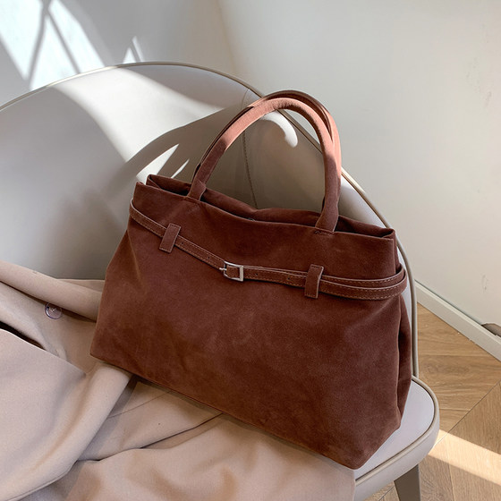 Large-capacity suede retro tote bag women's 2025 new high-end commuting all-match portable travel bag
Large-capacity suede retro tote bag women's 2025 new high-end commuting all-match portable travel bag
