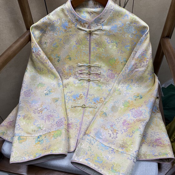 100% mulberry silk old Song brocade jacket woven gold ancient coins three-paired double-breasted gold style woven gold jacket new Chinese style new style
100% mulberry silk old Song brocade jacket woven gold ancient coins three-paired double-breasted gold style woven gold jacket new Chinese style new style