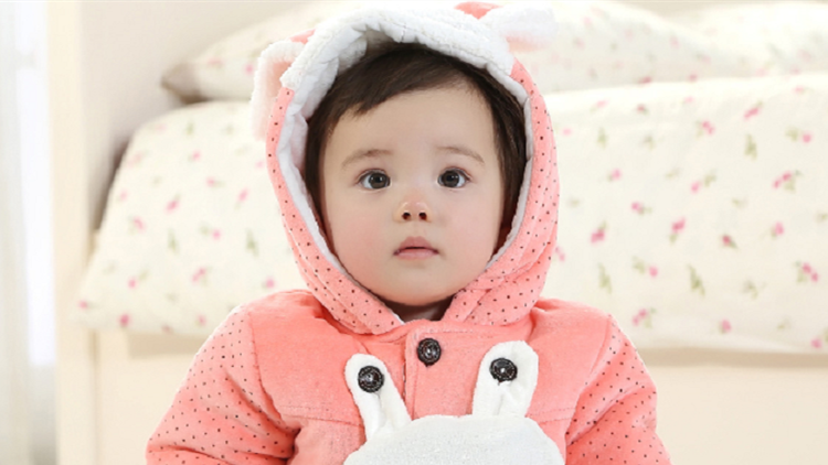 宝宝冬季穿衣也是有讲究的。