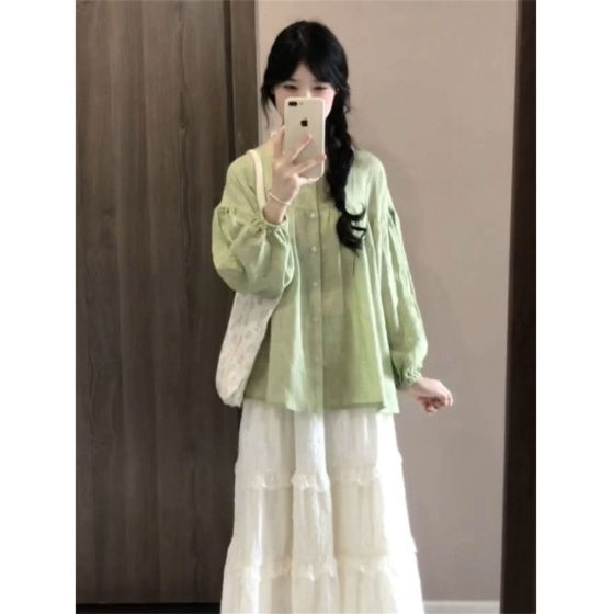 Sweet style niche unique green loose thin shirt top female student paired with white skirt two-piece set
Sweet style niche unique green loose thin shirt top female student paired with white skirt two-piece set