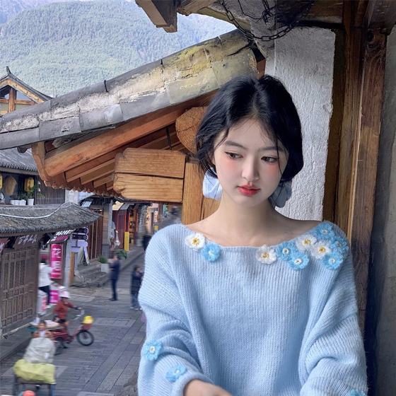 2025 base shirt autumn new Korean sweet age-reducing heavy industry three-dimensional small flower round neck loose knitted thin sweater 
2025 base shirt autumn new Korean sweet age-reducing heavy industry three-dimensional small flower round neck loose knitted thin sweater