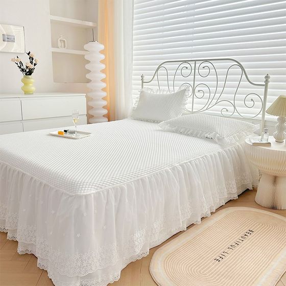 Class A high-end cool white ice bean mat three-piece set lace bed skirt O type summer machine washable ice silk mat 
Class A high-end cool white ice bean mat three-piece set lace bed skirt O type summer machine washable ice silk mat