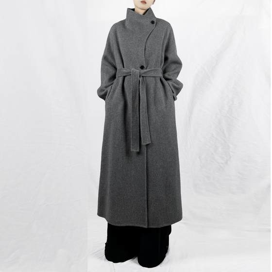 Jieyu JIEYU high neck tie double-sided wool long jacket
Jieyu JIEYU high neck tie double-sided wool long jacket