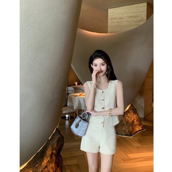 Yexiaoting Ye Xiaoting's summer temperament is thin and fashionable vest, beige sequins small incense suit Yexiaoting Ye Xiaoting's summer temperament is thin and fashionable vest, beige sequins small incense suit