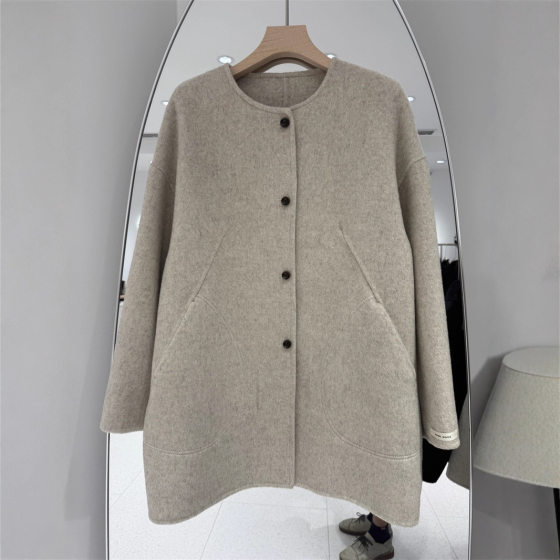 2025 autumn and winter new French sweet woolen retro small mid-length top
2025 autumn and winter new French sweet woolen retro small mid-length top
