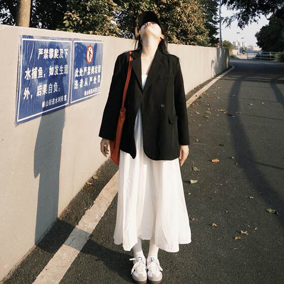 Hong Kong style black front shoulder jacket design sense slit temperament loose casual small person high-end suit
Hong Kong style black front shoulder jacket design sense slit temperament loose casual small person high-end suit