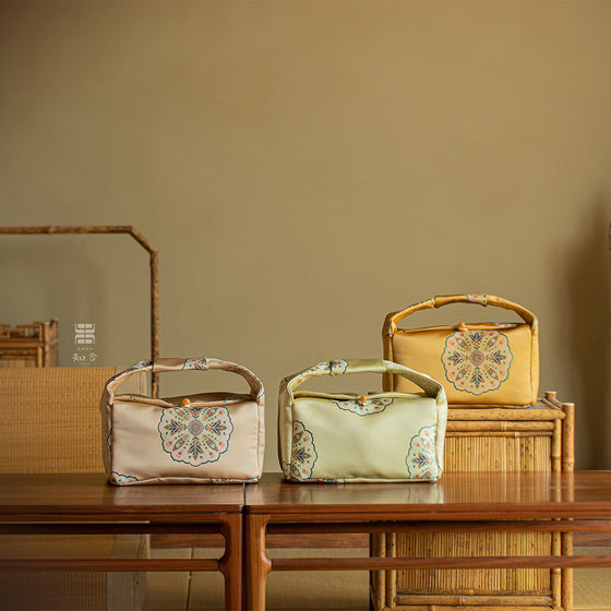 Zhishe Jinghuayuan Travel Bag New Chinese Retro Palace Style Handmade Cotton Shockproof Storage Bag
Zhishe Jinghuayuan Travel Bag New Chinese Retro Palace Style Handmade Cotton Shockproof Storage Bag