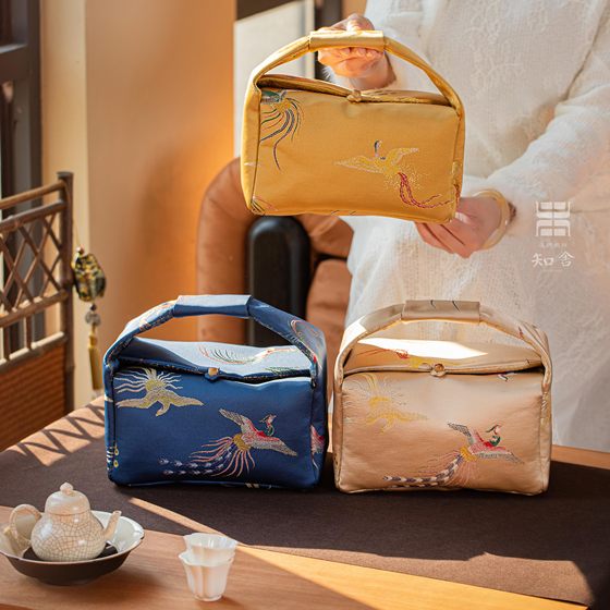 Zhishe Fengming Chang'an Travel Bag Traditional Crafts Chinese Retro Palace Style Thicken Tea Set Portable Storage Bag
Zhishe Fengming Chang'an Travel Bag Traditional Crafts Chinese Retro Palace Style Thicken Tea Set Portable Storage Bag