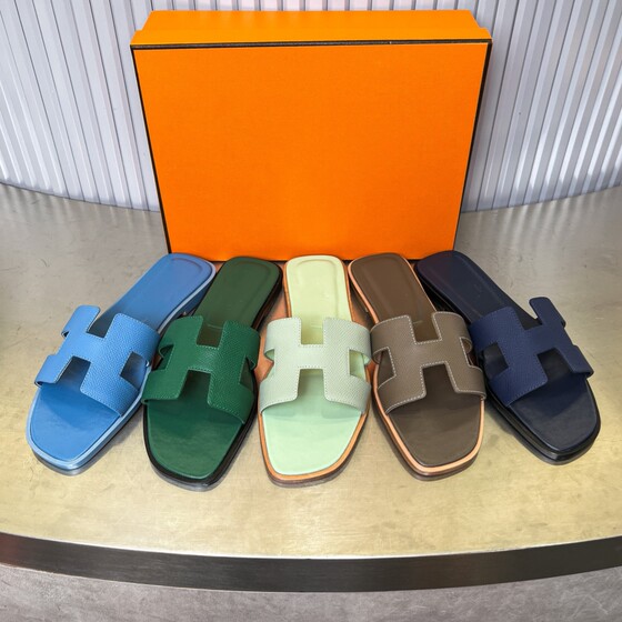 New 2025 leather sheepskin cold drag, female summer wears fashion, dragging all flat beach slippers
New 2025 leather sheepskin cold drag, female summer wears fashion, dragging all flat beach slippers