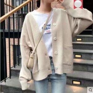 Simple warm solid color sweater loose lazy mid-length Korean style student sweater V-neck cardigan jacket 
Simple warm solid color sweater loose lazy mid-length Korean style student sweater V-neck cardigan jacket