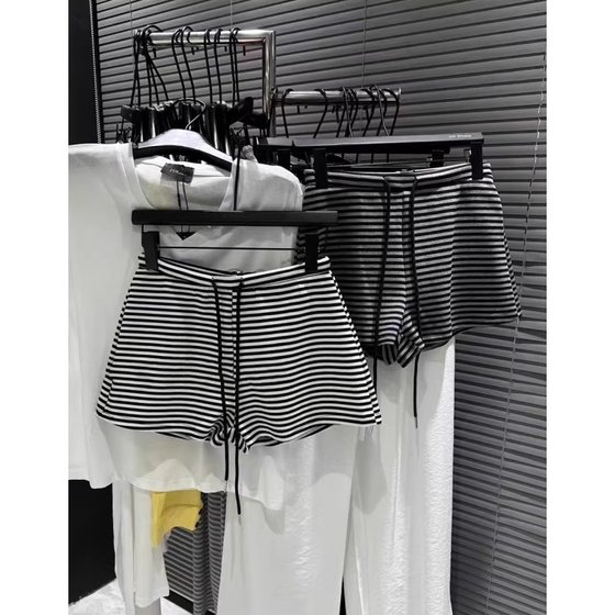 Lazy outfit! Striped contrasting color casual sports shorts for women with lace-up high waist slimming wide-leg hot pants shorts
Lazy outfit! Striped contrasting color casual sports shorts for women with lace-up high waist slimming wide-leg hot pants shorts