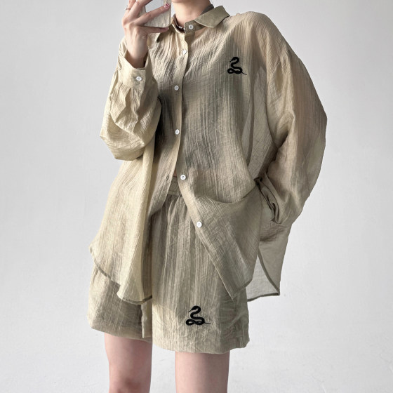 2025 summer new women's fashion suit women's long-sleeved shirt women's loose casual and versatile shorts two-piece set
2025 summer new women's fashion suit women's long-sleeved shirt women's loose casual and versatile shorts two-piece set