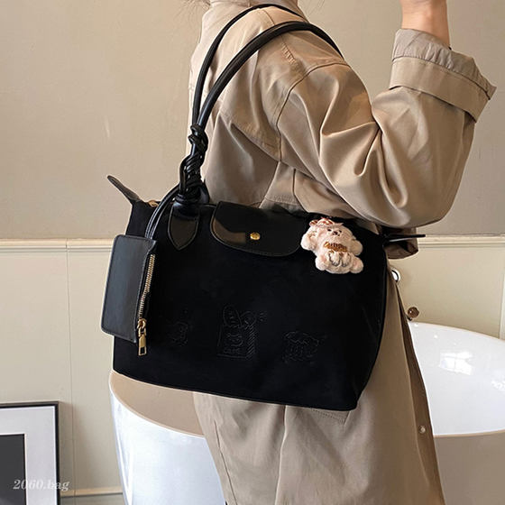 Autumn and winter suede high-end versatile commuting temperament one-shoulder portable fashionable and exquisite 2025 women's tote bag 
Autumn and winter suede high-end versatile commuting temperament one-shoulder portable fashionable and exquisite 2025 women's tote bag