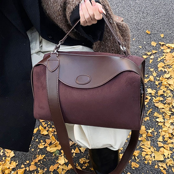 Hand-carried fashion matte travel bag 2025 winter new retro casual large capacity briefcase versatile shoulder bag
Hand-carried fashion matte travel bag 2025 winter new retro casual large capacity briefcase versatile shoulder bag
