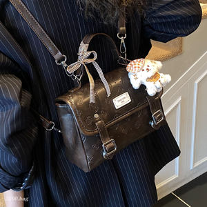 Versatile high-end niche design single shoulder crossbody bag 2025 new fashion women's commuter retro handbag 
Versatile high-end niche design single shoulder crossbody bag 2025 new fashion women's commuter retro handbag