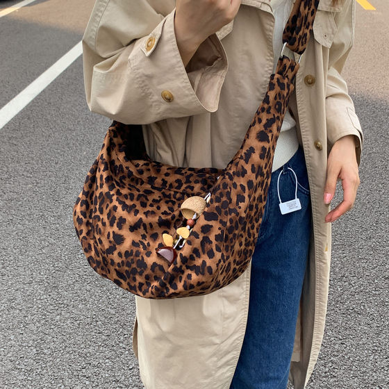 Fashion leopard print large capacity dumpling bag 2025 women's trendy and versatile ins Korean shoulder bag for work and commuting 
Fashion leopard print large capacity dumpling bag 2025 women's trendy and versatile ins Korean shoulder bag for work and commuting