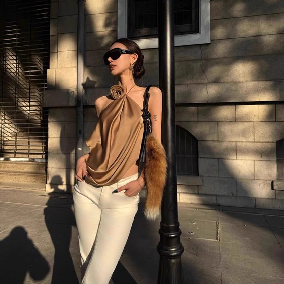 CNLEEWEI 25 summer satin halter neck slanting collar three-dimensional flower sleeveless top slim jeans
CNLEEWEI 25 summer satin halter neck slanting collar three-dimensional flower sleeveless top slim jeans