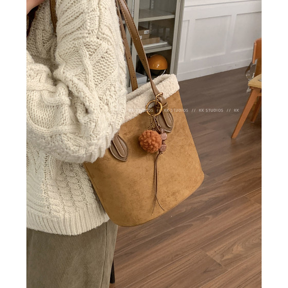 Autumn and winter plush bag women's 2025 new Korean style versatile bucket bag high-end niche commuter shoulder bag 
Autumn and winter plush bag women's 2025 new Korean style versatile bucket bag high-end niche commuter shoulder bag