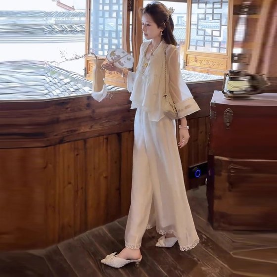 New Chinese style cool and elegant three-piece set 2025 summer new fashion suspender cardigan wide-leg pants set
New Chinese style cool and elegant three-piece set 2025 summer new fashion suspender cardigan wide-leg pants set