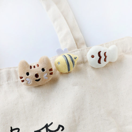 Japanese cartoon plush biscuit cat cheese fish cute little bee brooch clothing bag accessories head accessories Japanese cartoon plush biscuit cat cheese fish cute little bee brooch clothing bag accessories head accessories