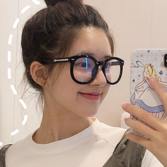 Zhao Lusi, the same glasses of glasses, black frame plain artifact rivets round box, myopia INS glasses box female Korean edition
 Zhao Lusi, the same glasses of glasses, black frame plain artifact rivets round box, myopia INS glasses box female Korean edition