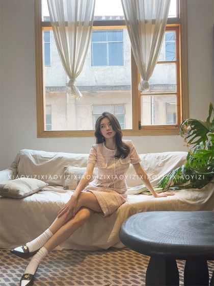 2025 new pink small fragrance style dress, short-sleeved waist thick tweed French A-line skirt for women in summer
2025 new pink small fragrance style dress, short-sleeved waist thick tweed French A-line skirt for women in summer