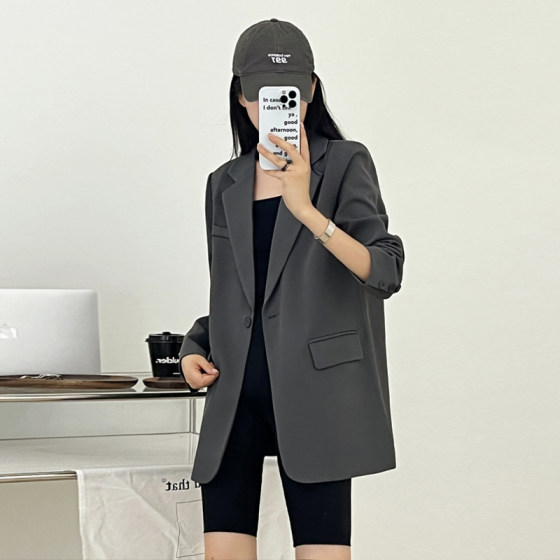 High-end gray suit jacket for women in spring and autumn new retro small person loose casual streetwear
High-end gray suit jacket for women in spring and autumn new retro small person loose casual streetwear
