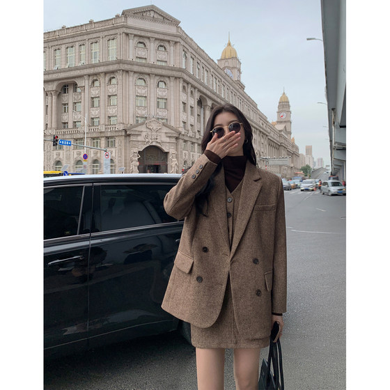 Mulvan retro brown wool woolen woolen suits outer jacket women autumn and winter loose high -level sensory temperament pattern suit
Mulvan retro brown wool woolen woolen suits outer jacket women autumn and winter loose high -level sensory temperament pattern suit