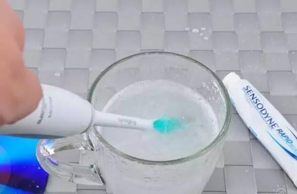 刷牙前牙膏要不要沾水..