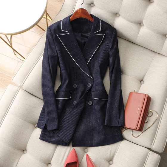 Elegant contrasting colors ~ Dark blue makes you look slim and elegant vertical stripes embedded in bright silk double-breasted straight tube makes you look slim and shoulder padded suit autumn
Elegant contrasting colors ~ Dark blue makes you look slim and elegant vertical stripes embedded in bright silk double-breasted straight tube makes you look slim and shoulder padded suit autumn
