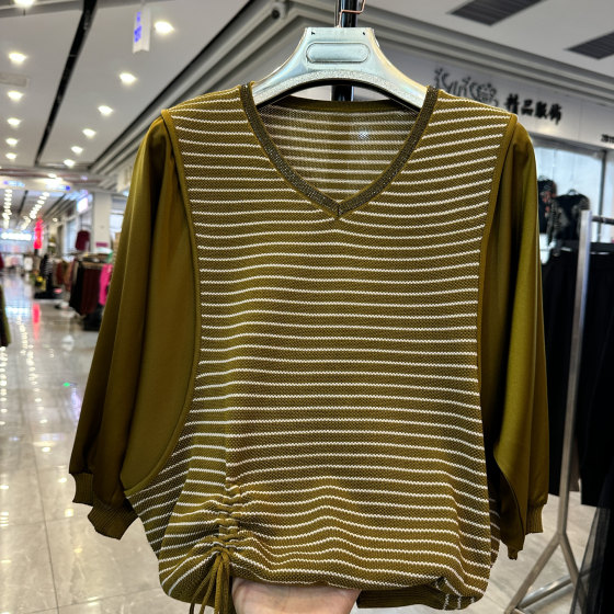 Fashionable mom wear 2025 autumn new V-neck striped splicing sweater for middle-aged and elderly women loose slimming top 
Fashionable mom wear 2025 autumn new V-neck striped splicing sweater for middle-aged and elderly women loose slimming top