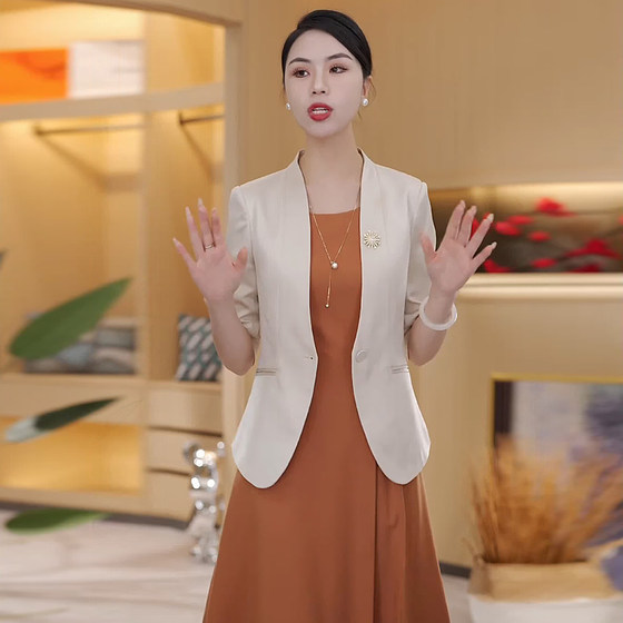 Spring and summer socialite fashion temperament collarless girl small fragrance style small part-sleeved suit top acetate satin suit
Spring and summer socialite fashion temperament collarless girl small fragrance style small part-sleeved suit top acetate satin suit