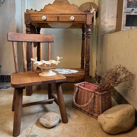Fully solid wood Windsor chair, medieval style living room coffee table, low stool, shoe change stool, children's writing and learning backrest chair
Fully solid wood Windsor chair, medieval style living room coffee table, low stool, shoe change stool, children's writing and learning backrest chair